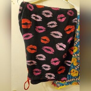 Pink & Red Lipstick Kiss Print Pajama Pants - Women's Plus Size